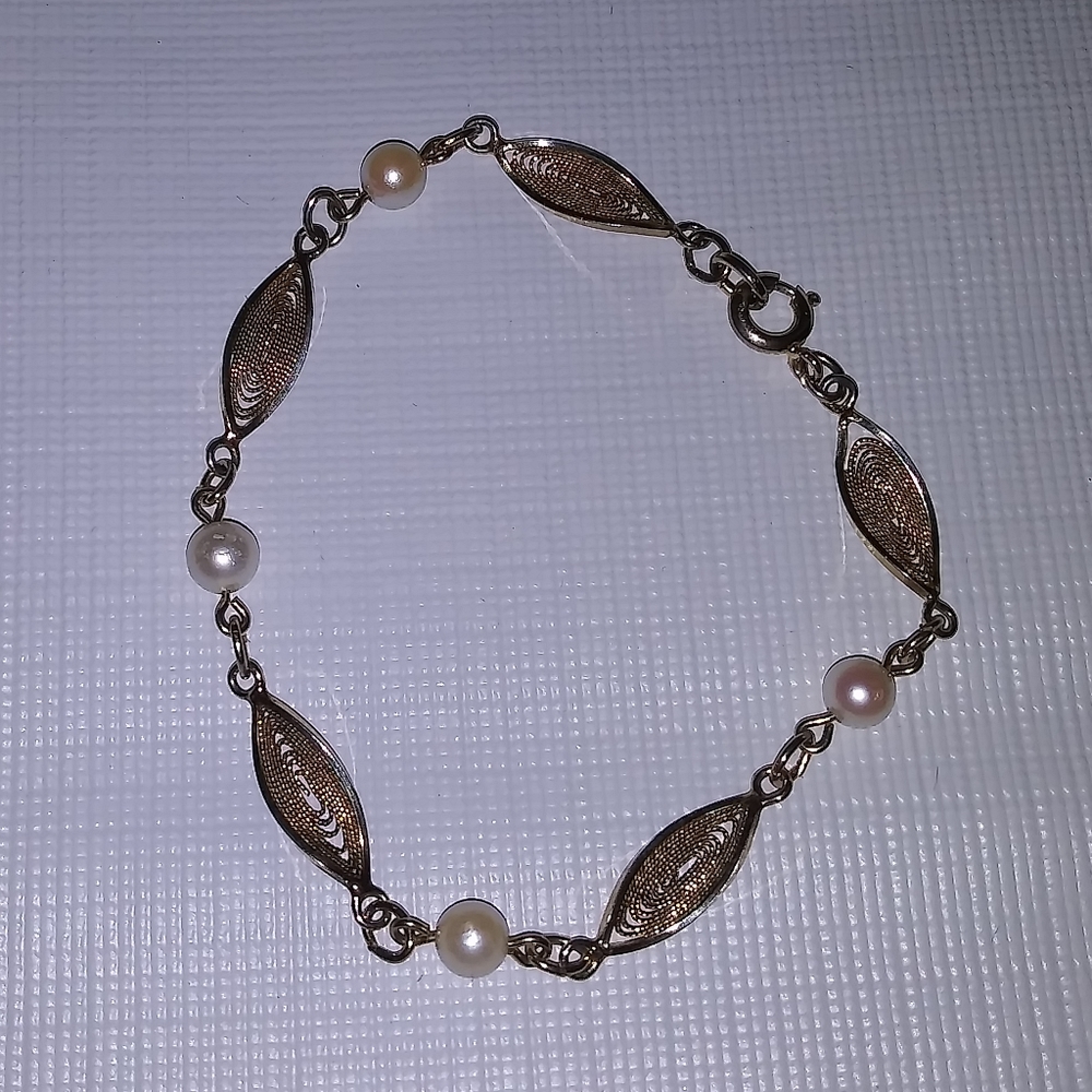 Leaf and pearl gold tone Bracelet